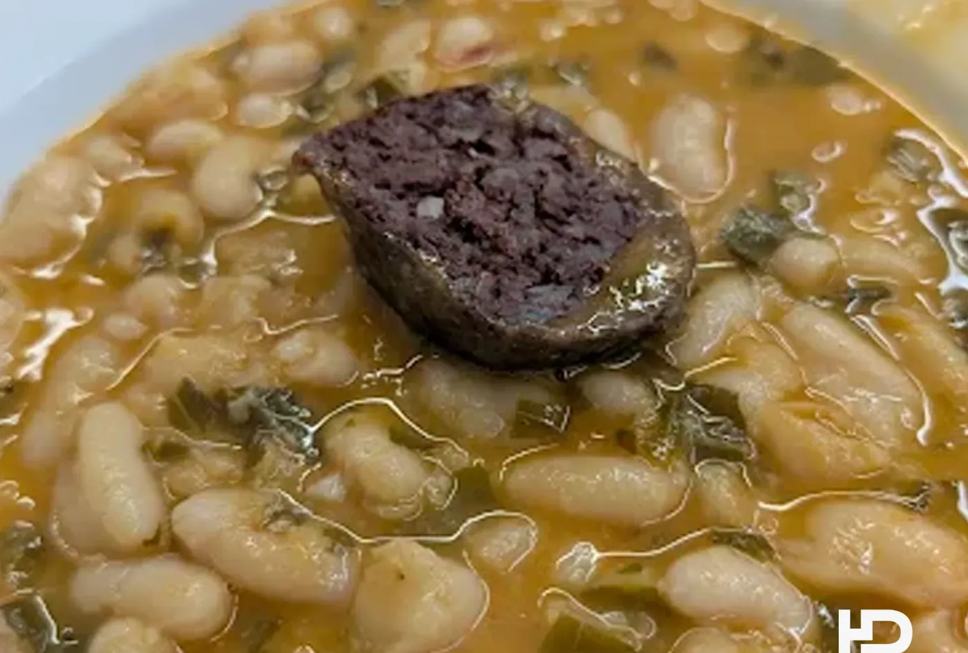 Cocido montañés con alubias blancas y morcilla