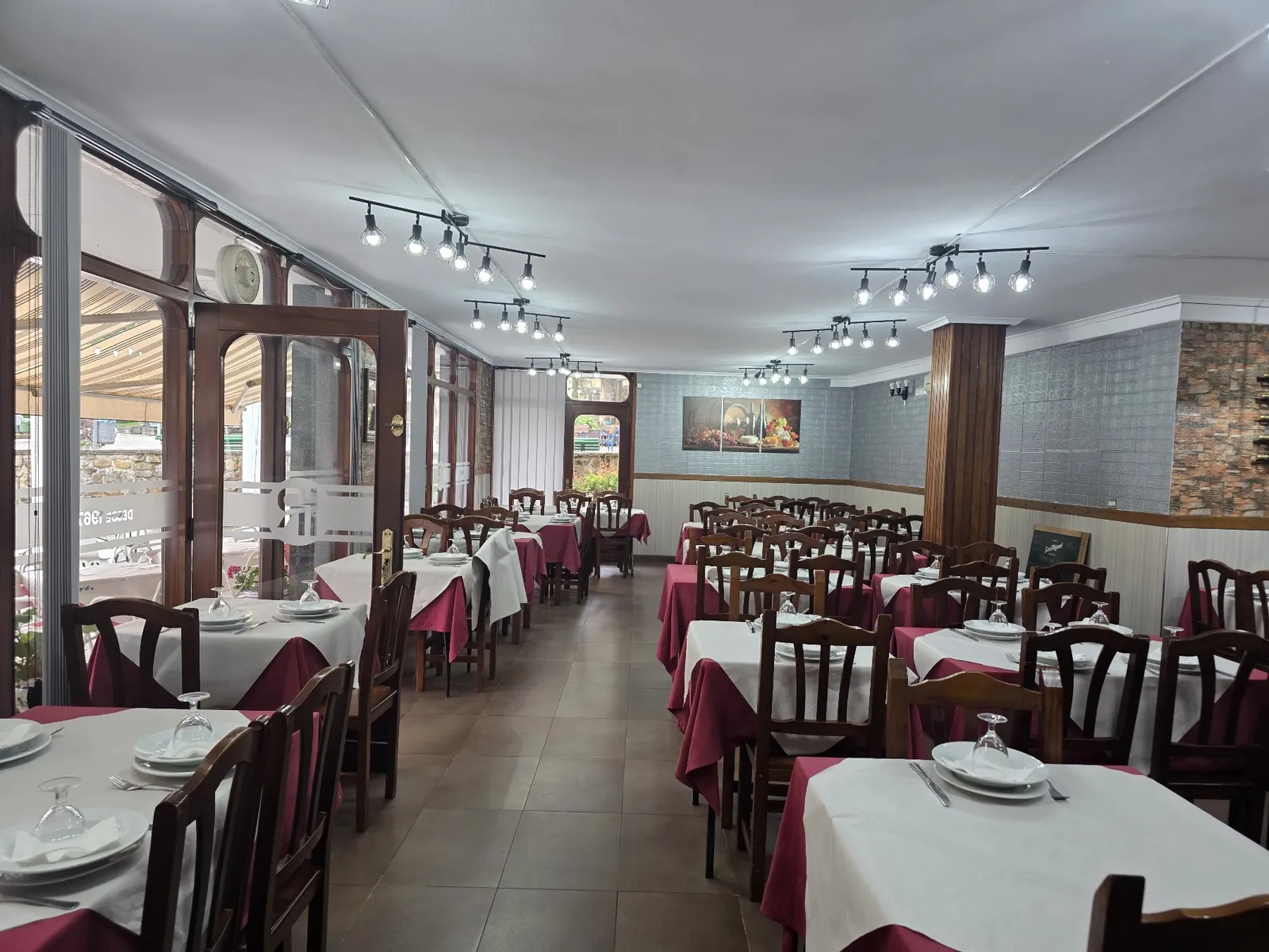 El comedor, con mantelería granate